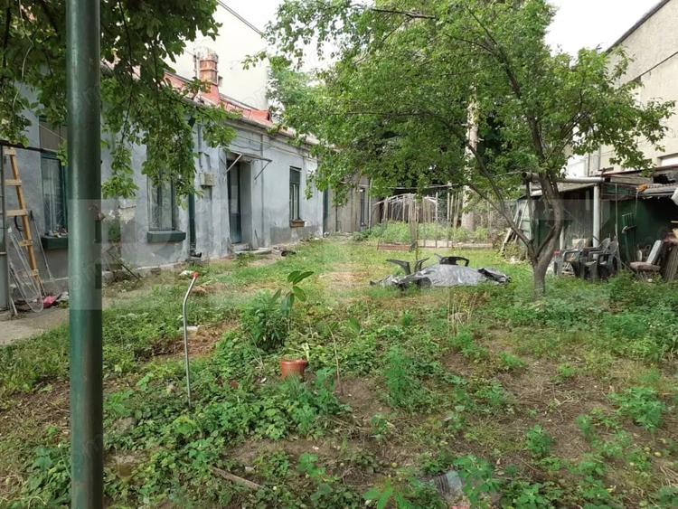 Casă cu 5 camere cu Teren 596 Mp în Central