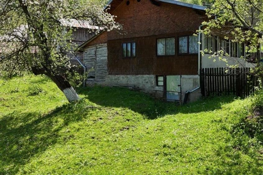 Casă individuală cu 4 camere cu Teren 1991 Mp în Valea Bradului