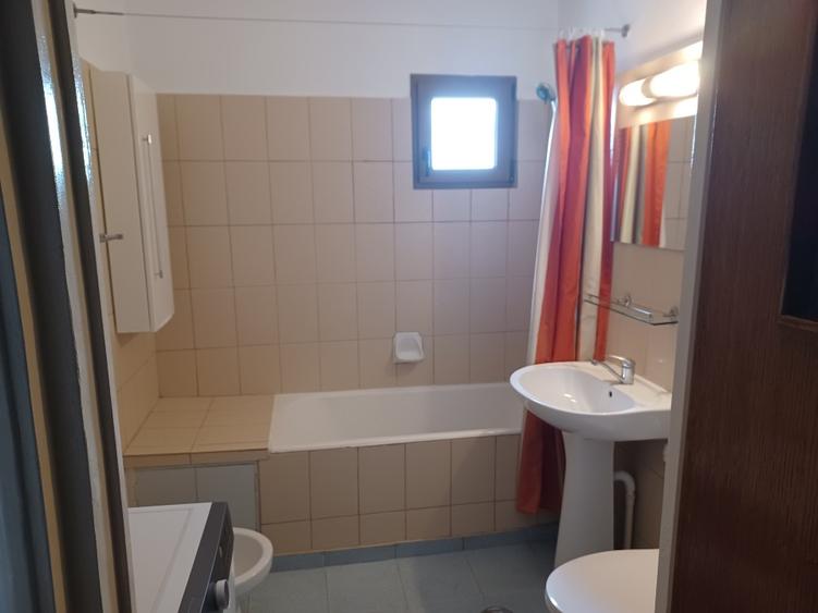 Apartament cu 3 camere semidecomandat în Calea Călărașilor