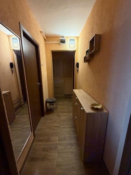 Apartament cu 3 camere semidecomandat în Vitrometan