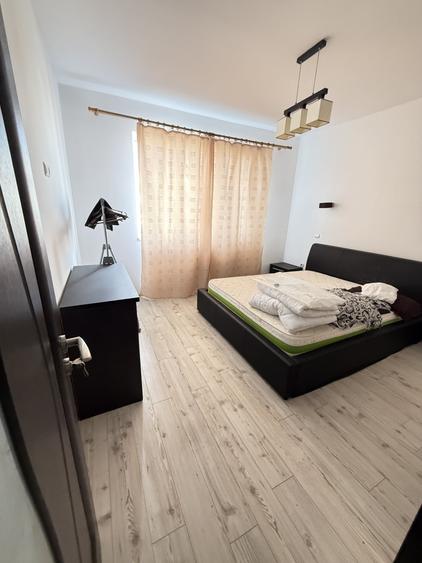 Apartament cu 3 camere semidecomandat, mobilat în Florești