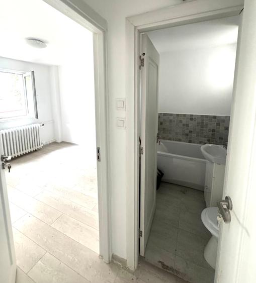 Apartament cu 3 camere semidecomandat în Titan