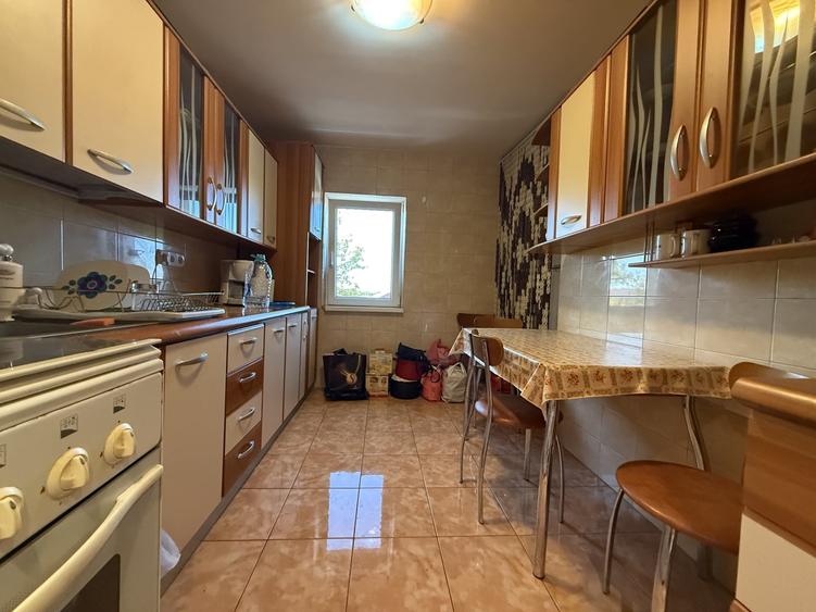 Apartament cu 3 camere semidecomandat, mobilat în Dâmbovița