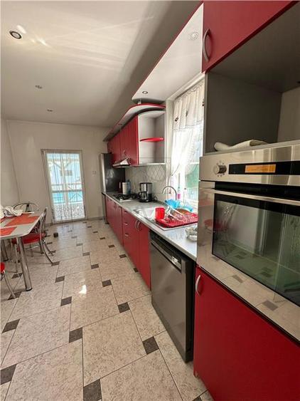 Casă individuală cu 4 camere cu Piscina în Girocului