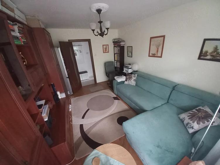 Apartament cu 2 camere semidecomandat în Podul de Piatră