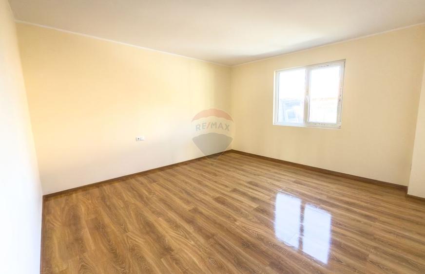Casă cu 8 camere cu Teren 440 Mp în Central