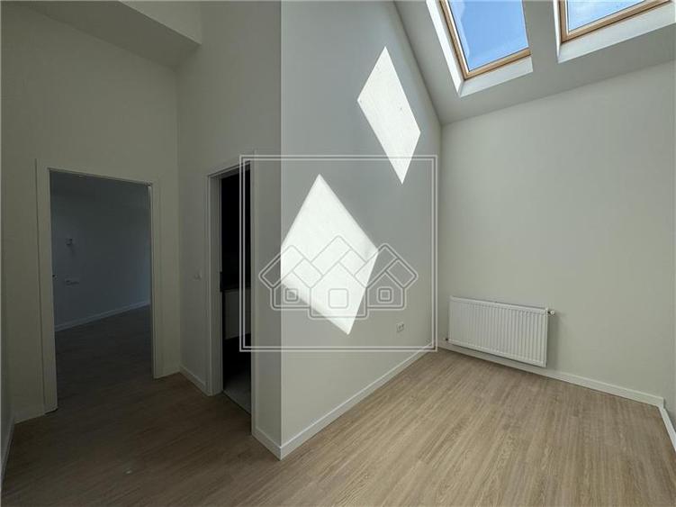 Penthouse cu 3 camere nedecomandat în Exterior Vest