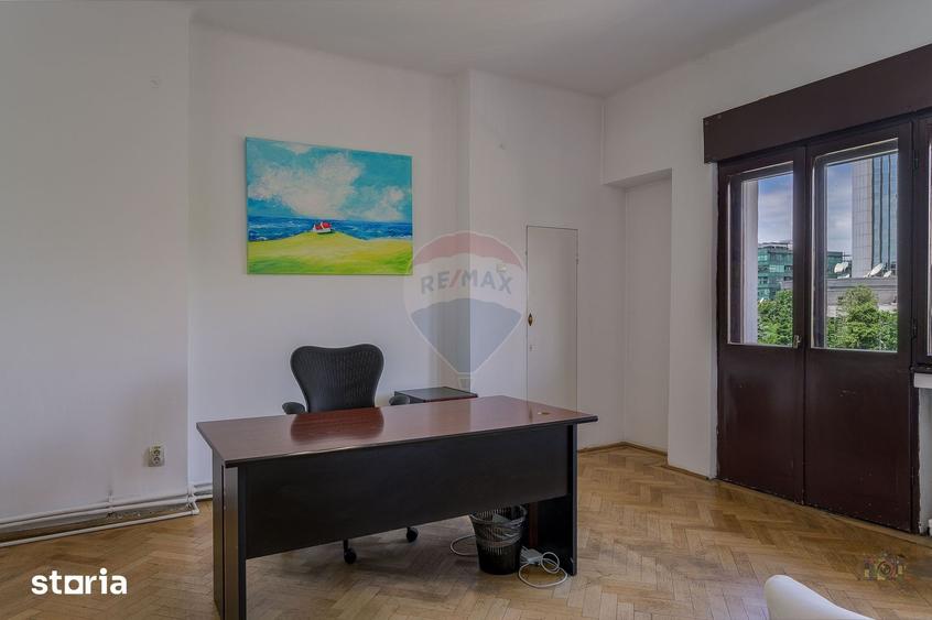 Apartament cu 5 camere în Romană