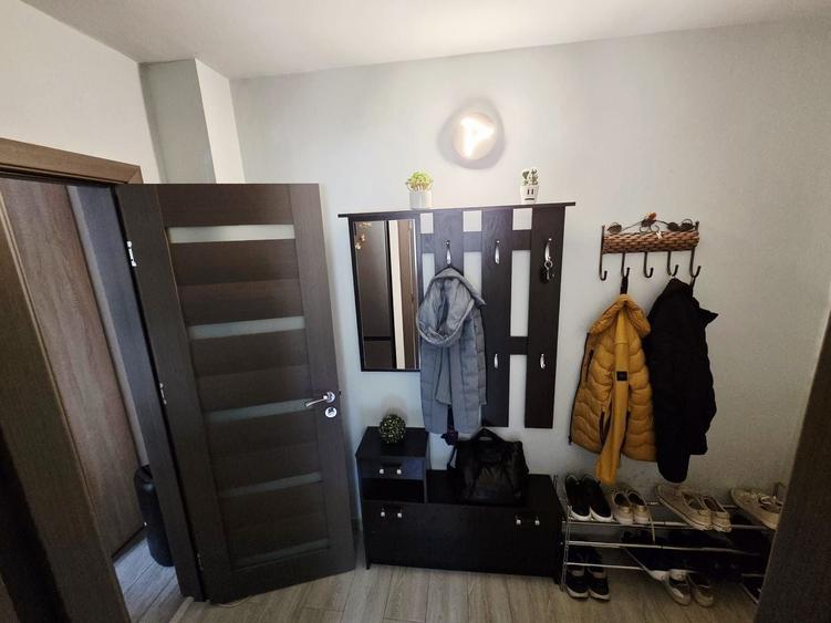 Apartament cu 3 camere decomandat, mobilat în Dâmbovița