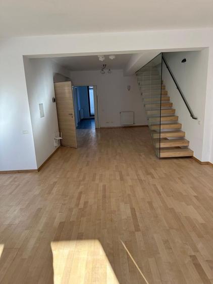 Apartament cu 4 camere semidecomandat în Capitale