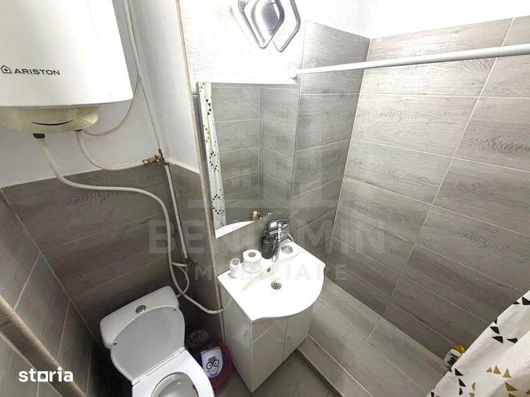 Apartament cu 3 camere semidecomandat în Craiovița Nouă