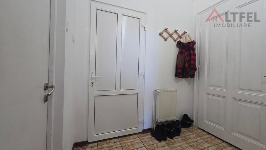 Apartament cu 3 camere semidecomandat în Central