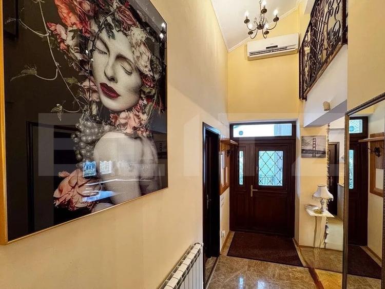 Apartament cu 4 camere semidecomandat, mobilat în Podul de Fier