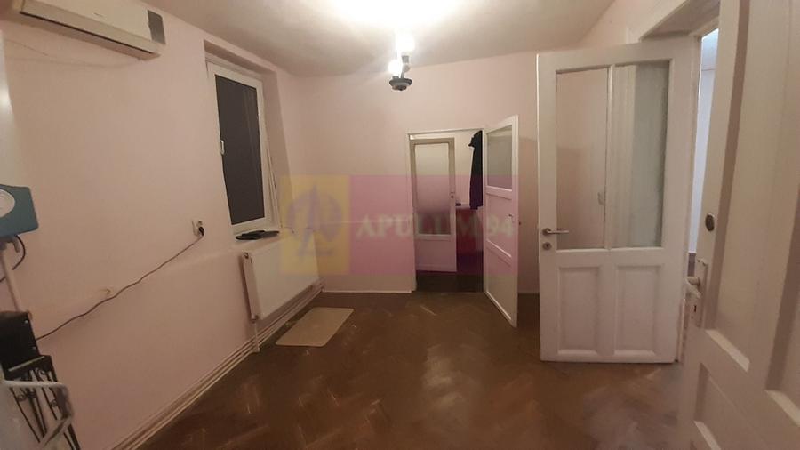 Casă cu 2 camere cu Canalizare în P-ța Romană
