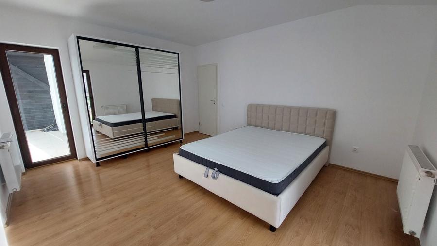 Apartament cu 3 camere decomandat în Tractorul