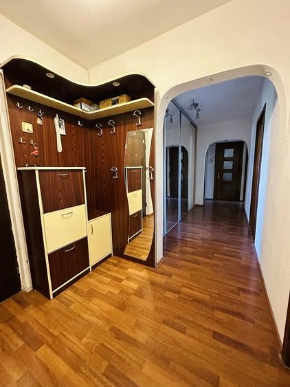Apartament cu 3 camere decomandat în Sat Vacanță