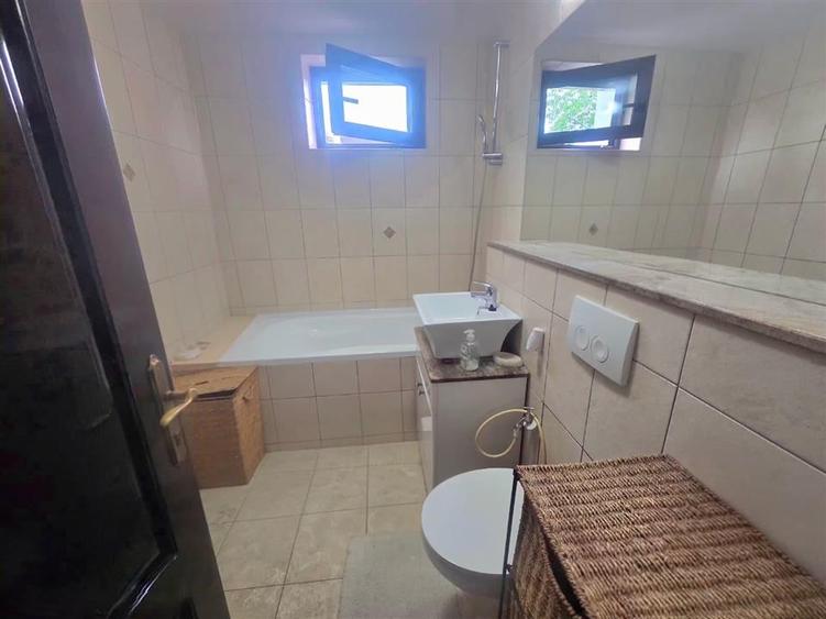 Apartament cu 3 camere semidecomandat, mobilat în Ultracentral