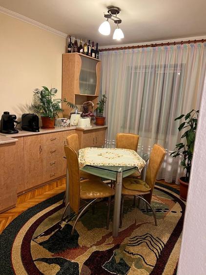Apartament cu 4 camere decomandat în Central