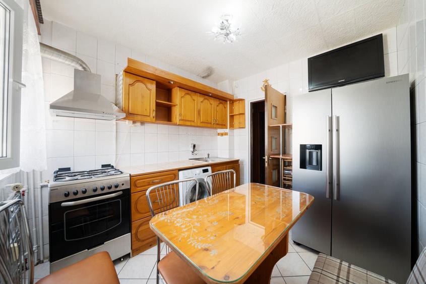 Apartament cu 3 camere semidecomandat, mobilat în Baba Novac