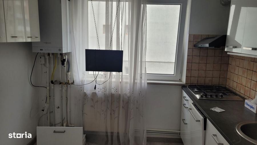 Apartament cu 3 camere semidecomandat în Micro 3