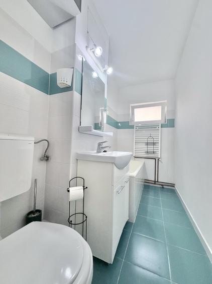 Apartament cu 3 camere semidecomandat, mobilat în Dâmbovița
