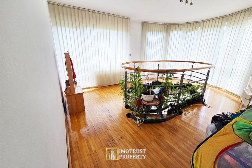 Casă individuală cu 10 camere cu Piscina în Aradul Nou