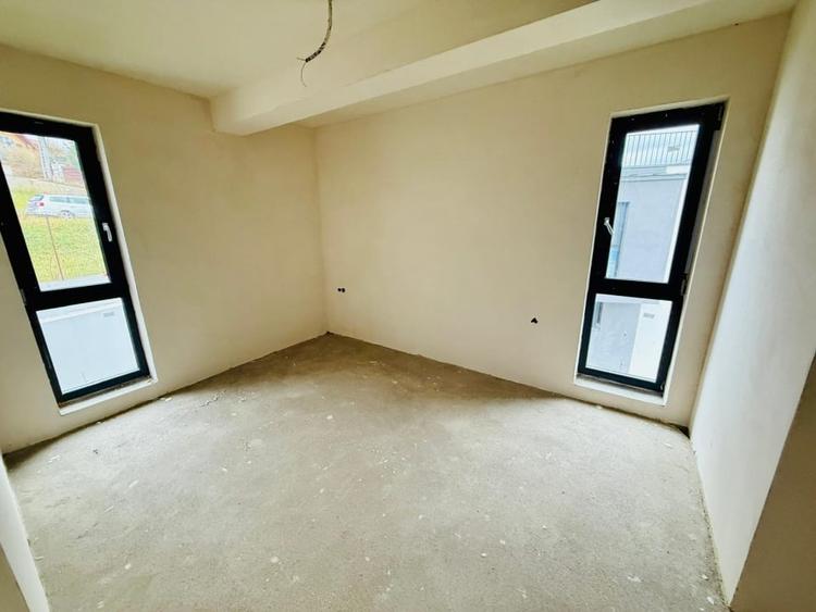 Duplex cu 5 camere cu Canalizare în Florești