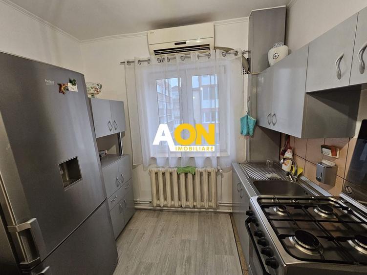 Apartament cu 3 camere semidecomandat, mobilat în Cetate — fotografia 3