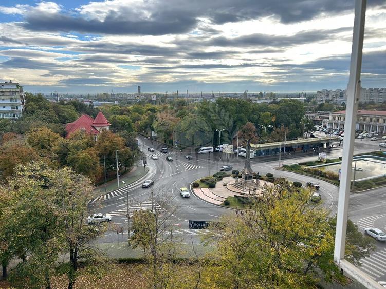 Apartament cu 4 camere decomandat în Sud