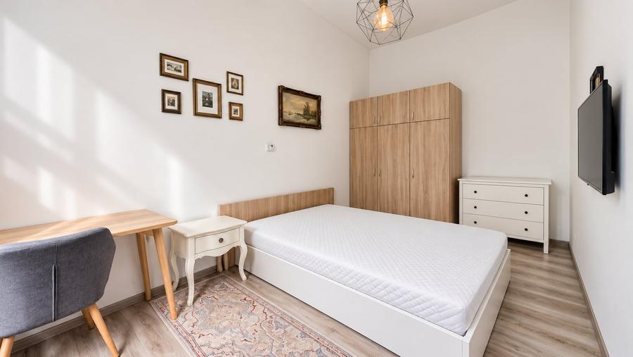 Apartament cu 2 camere semidecomandat, mobilat în Central