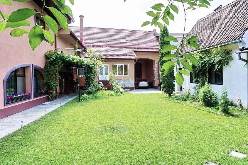 Casă individuală cu 7 camere cu Canalizare în Cristian