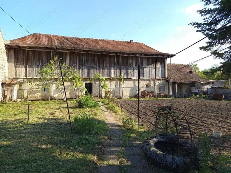 Casă cu Teren 1439 Mp în Socol