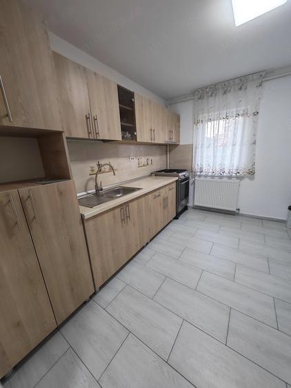 Apartament cu 3 camere semidecomandat în Tineretului