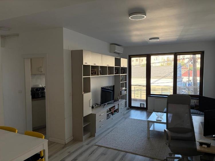 Apartament cu 3 camere semidecomandat, mobilat în Casa de Cultură