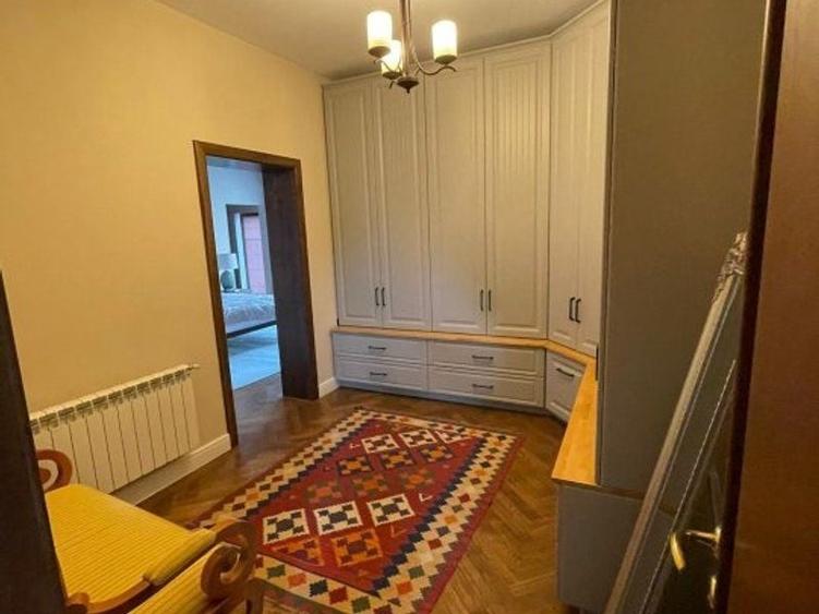 Casă individuală cu 6 camere cu Canalizare în Tineretului
