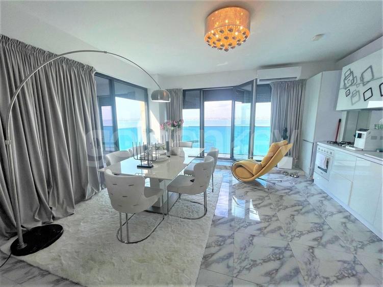 Penthouse cu 3 camere decomandat, mobilat în Central