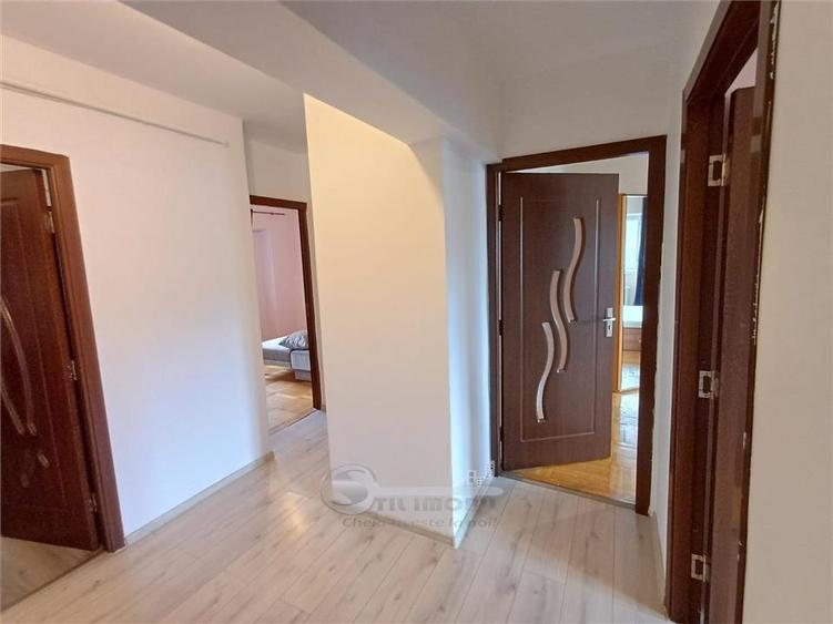 Apartament cu 4 camere decomandat în Nicolina