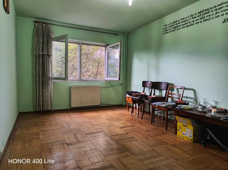 Apartament cu 4 camere decomandat în Mihai Bravu