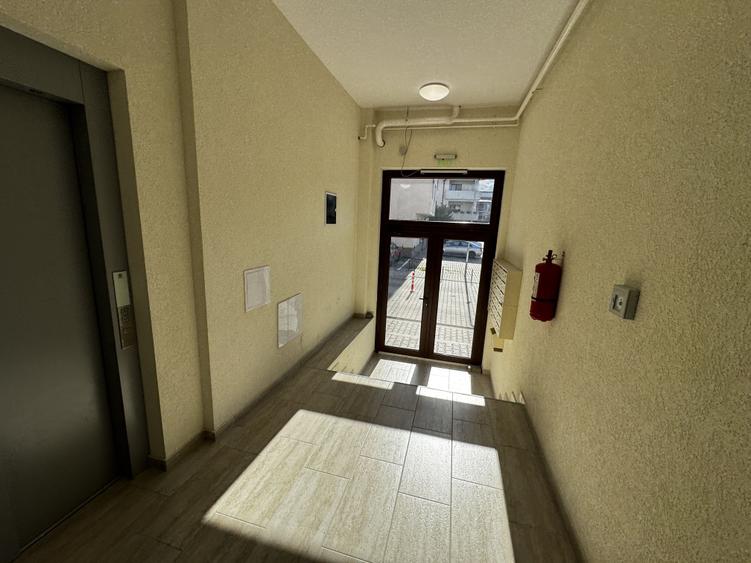 Apartament cu 3 camere semidecomandat în Florești