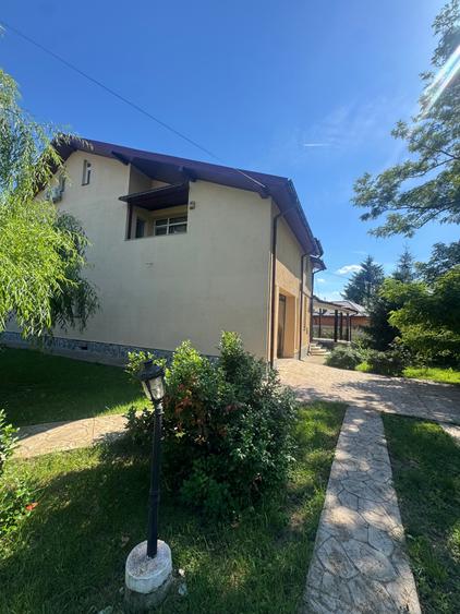 Casă cu 8 camere cu Garaj în Poienarii Burchii