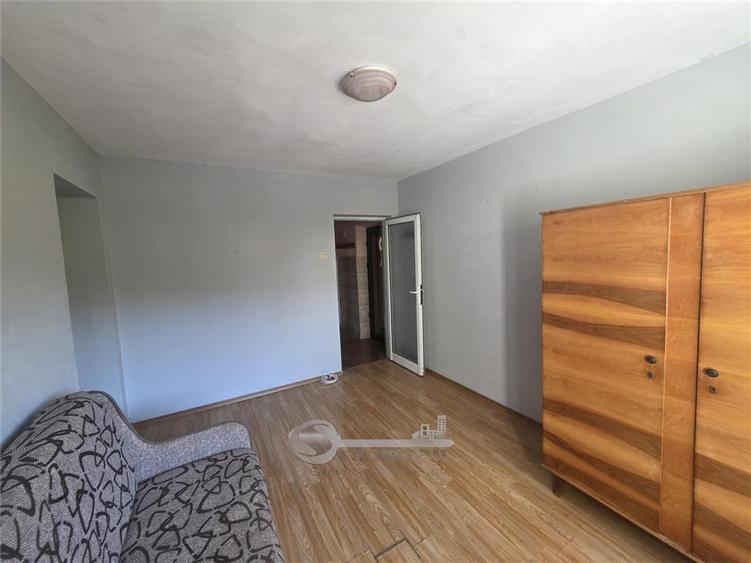 Apartament cu 2 camere semidecomandat în Podu Roș