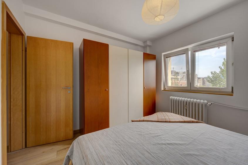Apartament cu 3 camere semidecomandat, mobilat în Banu Manta