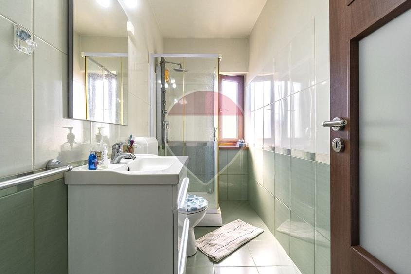 Casă individuală cu 7 camere cu Teren 1332 Mp în Cristian