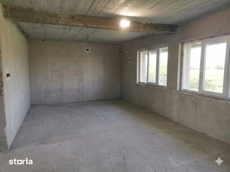 Casă cu 5 camere cu Teren 388 Mp în Șimnicu de Sus