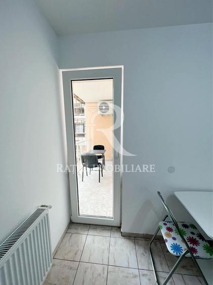 Garsonieră decomandată, mobilată în Pietroasa