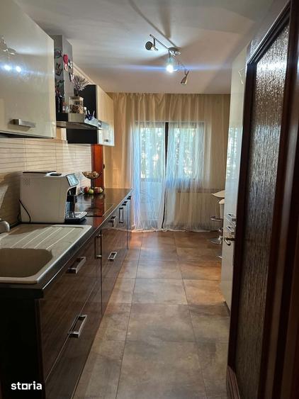 Apartament cu 5 camere decomandat în Soarelui