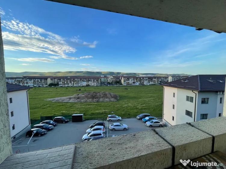 Apartament cu 3 camere semidecomandat în Florești