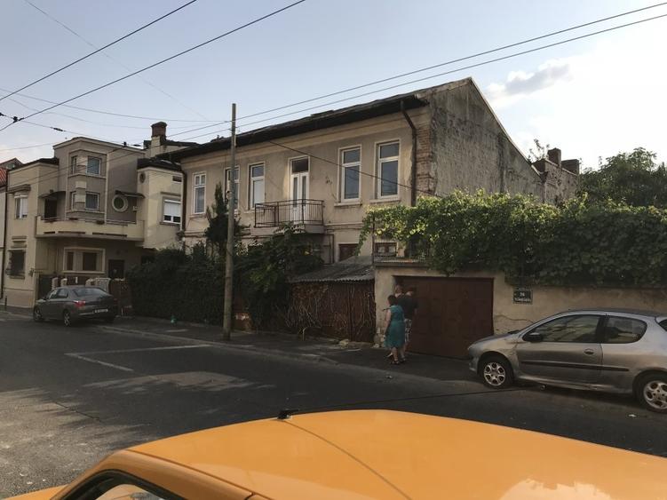 Casă cu 8 camere cu Canalizare în Matei Voievod
