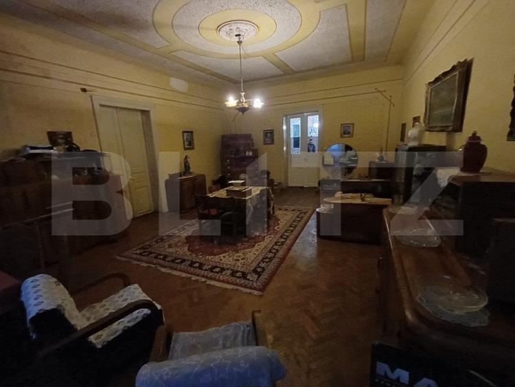 Casă individuală cu 6 camere cu Canalizare în Central