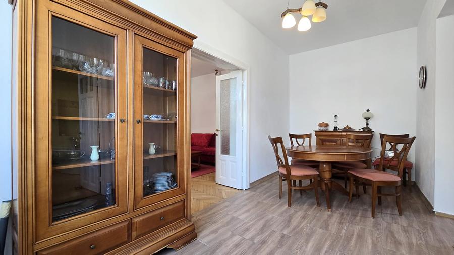 Apartament cu 5 camere decomandat în Domenii